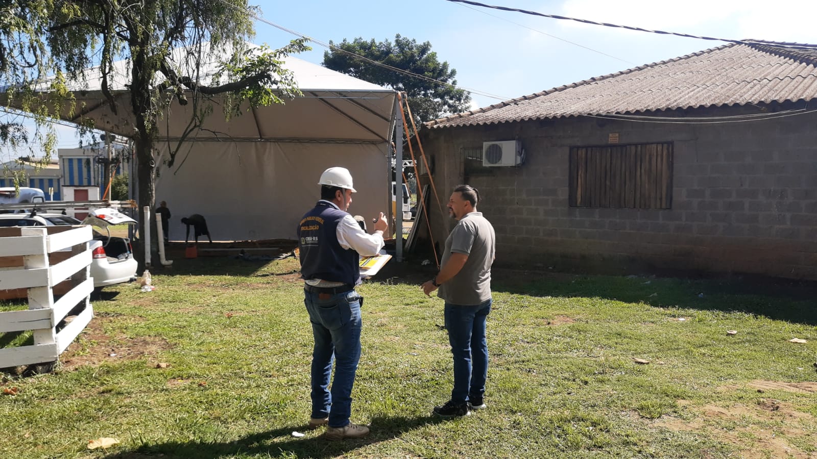 O fiscal verifica a documentação